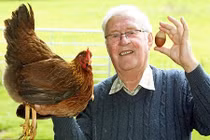 Quả trứng gà hai màu kỳ lạ độc nhất vô nhị ở Anh 