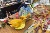 Mua gà cúng luộc sẵn, cô gái chặt ra nhận cái kết ấm ức