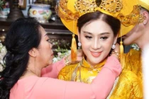 Video: Cận cảnh của hồi môn vàng đeo trĩu cổ của Lâm Khánh Chi