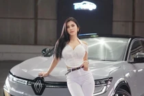 Nữ MC thể thao 9 năm không ăn cơm để giữ body vạn người mê