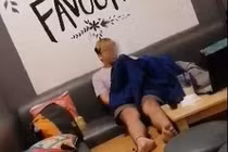 Cặp đôi trùm áo khoác rồi vô tư "làm chuyện ấy" ngay tại quán trà sữa