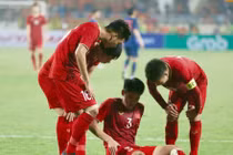 Xót xa tuyển thủ U23 VN bị “chơi xấu” phải nằm sân