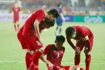 Xót xa tuyển thủ U23 VN bị “chơi xấu” phải nằm sân
