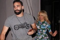 Trung vệ tuyển Pháp sắp làm chồng thứ 4 của 'bom sex' 51 tuổi