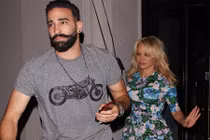 Trung vệ tuyển Pháp sắp làm chồng thứ 4 của 'bom sex' 51 tuổi