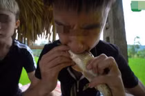 Youtuber Việt ăn uống khiến người xem phát "lợm giọng" để câu like