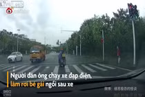 Video: Người lái xe đạp điện làm rơi bé gái ngồi phía sau 