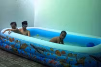 Nguy cơ ngộ độc chì khi cho trẻ chơi trong bể bơi mini