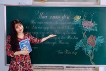 Cô giáo xứ Huế vẽ tranh trên bảng khiến học sinh "thèm" đến lớp