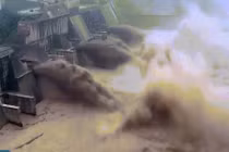 Video: Cảnh mở đập xả lũ “rợn người” ở Trung Quốc