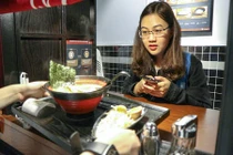 Có gì ở quán mì của Seung Ri khiến giới trẻ "làm loạn" phố HN