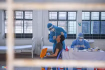 Bên trong khu xét nghiệm Covid-19 người từ Đà Nẵng về