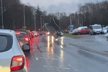 Bạt lò xo bị cuốn ra giữa đường suýt gây tai nạn