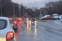 Bạt lò xo bị cuốn ra giữa đường suýt gây tai nạn