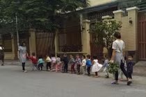 "Đoàn tàu mẫu giáo" đưa dân mạng về tuổi thơ dữ dội