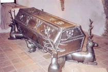 Bí ẩn sững người bên trong quan tài tiền tỷ của đại gia khiến ai cũng bất ngờ