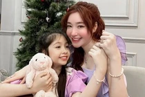 Con gái Elly Trần chăm diện đồ đôi đồng điệu với mẹ