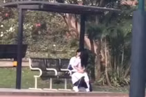 Phẫn nộ cặp sinh viên vô tư “diễn cảnh nóng” ở sân bóng