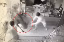 Video: Trâu 'điên' lùa người đi đường, đại náo tiệm vàng 