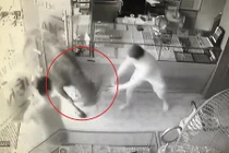 Video: Trâu 'điên' lùa người đi đường, đại náo tiệm vàng 