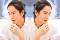 Chị em mê mẩn chàng soái ca tóc dài siêu đẹp trai 