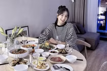 Độc thân ở nhà tiền tỷ, Mai Ngọc tìm niềm vui từ bếp núc