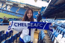 Dành cả thanh xuân để du lịch SVĐ, fan nữ Chelsea bỗng nổi tiếng
