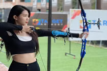 Nữ cung thủ gây náo loạn trường bắn bởi... body không chỗ chê