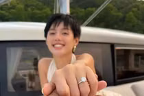 Điều ít biết về "cô em Trendy" vừa được bạn trai cầu hôn 