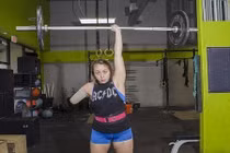 Choáng với tài nâng tạ của cô gái khuyết tật