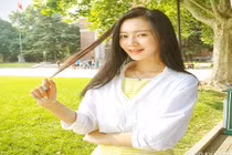 Vẻ đẹp ngọt ngào của “mỹ nhân cầm biển” bất ngờ nổi tiếng