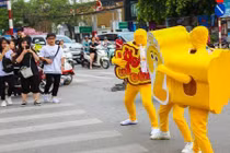 Người dân khó chịu với “sinh vật” quảng cáo giữa đường