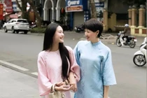 Chung khung hình với con gái, mẹ vợ Đoàn Văn Hậu chiếm spotlight