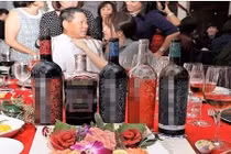 Con cái Hoàng Kiều hành động “sốc” sau chuyện của Ngọc Trinh 