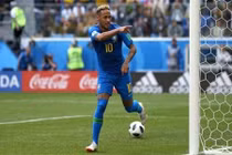 Vũ công Samba thoát chết phút bù giờ tại World Cup 2018