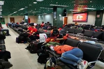 Sau chiến thắng Yemen, CĐV Việt Nam vật vờ ở sân bay chờ về nước