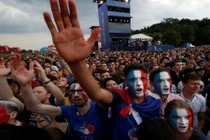 Biển người đổ ra đường ăn mừng Pháp trở thành vô địch World Cup 2018