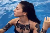 Nữ thợ xăm Hàn Quốc nổi tiếng, được mệnh danh "Bông hồng đen"