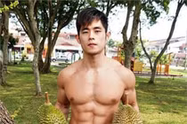 Trai đẹp 6 múi cởi trần bán sầu riêng khiến chị em đứng ngồi không yên