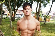 Trai đẹp 6 múi cởi trần bán sầu riêng khiến chị em đứng ngồi không yên