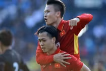 CĐM soi mói Quang Hải “dành cả thanh xuân” bắt Công Phượng cõng