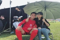 Dân mạng nghi vấn chuyện sứt mẻ tình cảm giữa Quang Hải và bạn gái