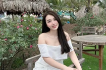 Nhan sắc "đại minh tinh" của vợ sao trẻ CLB Công an Hà Nội