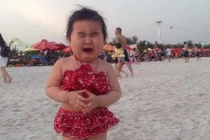 "Yêu không đỡ nổi" cảm xúc lần đầu đi biển của các bé