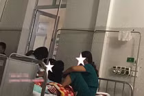 Chồng trùm chăn làm “chuyện nhạy cảm” cho vợ trên giường bệnh gây xôn xao