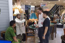 “Hotgirl quỵt tiền” Bella làm vỡ bình quý 17 triệu và phản ứng “lạ” của chủ cửa hàng