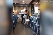 Video: Nữ thực khách Mỹ bị đánh tơi tả, tụt cả áo vì đòi uống miễn phí 