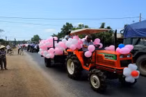 A đây rồi: Màn rước dâu bằng máy cày ở Nghệ An gây "bão"