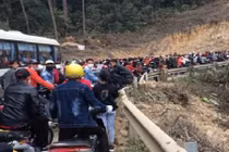 Dân tình phát hoảng cảnh nhiều nơi "thất thủ" vì người người đi chơi Tết