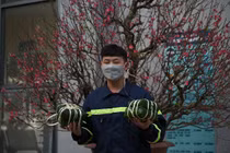 Trổ tài gói bánh chưng, “khắc tinh” của lửa khiến ai nhìn cũng mê